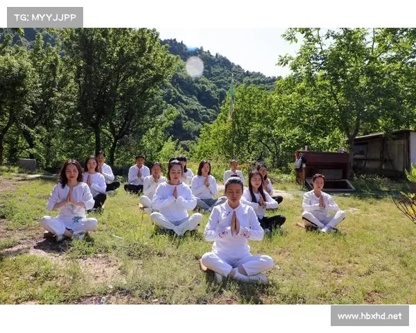 在荧光森林中静心冥想探索自我内心的宁静与和谐之道 在荧光森林中静心冥想探索自我内心的宁静与和谐之道